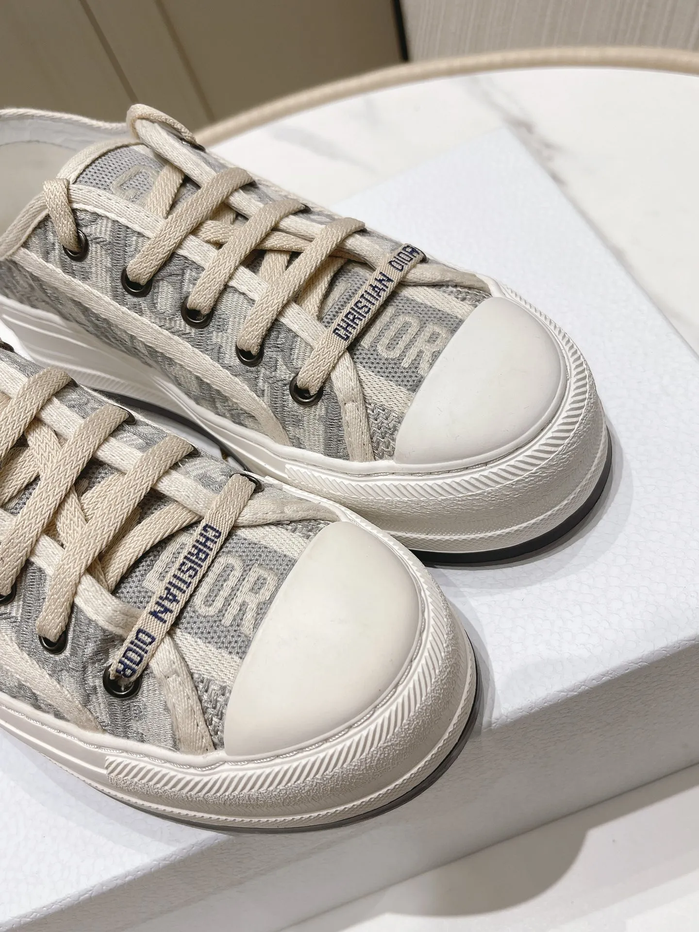 👟👟Ex-factory price 520 👟👟 Women's shoes Women's clothing Women's shoes Women's shoes Women's clothing Dior Dior Walk'n series Presbyopia Embroidery Thick-soled canvas shoes Casual sneakers Original purchase development Production This Walk'n'Dior thick-soled sneaker is a fashionable item that enhances the style of the series. Oblique printed cotton embroidered upper with comfortable platform sole, tongue and Christian Dior 👟👟 ex-factory aris signature laces. Can add fashionable temperament to all kinds of casual looks ▪️Fabric: Original customized imported Oblique printed embroidery ▪️Inner lining: Imported soft sheepskin lining ▪️Outsole: Original exclusive molded T👟👟Factory price U material ▪️Sole thickness: 4.5CM ▪️Size: Women's 35-40